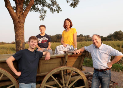 Familie Balster vor altem Heuwagen