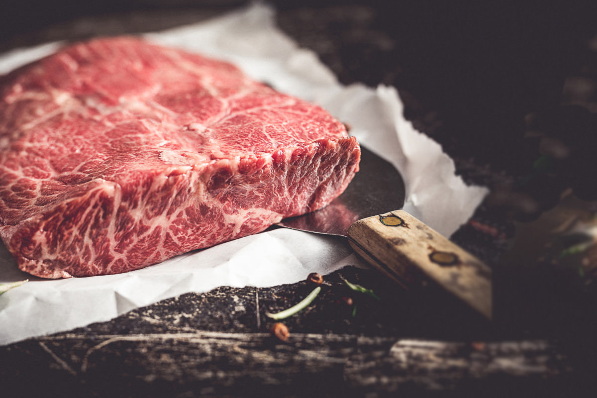 Balsters Premium Wagyu Flat Iron Steak Flat Iron Steak auf alten Tisch