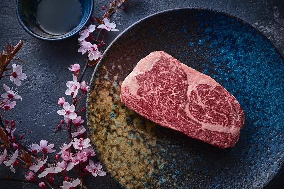 Wagyu Flanksteak auf Urigen Tisch