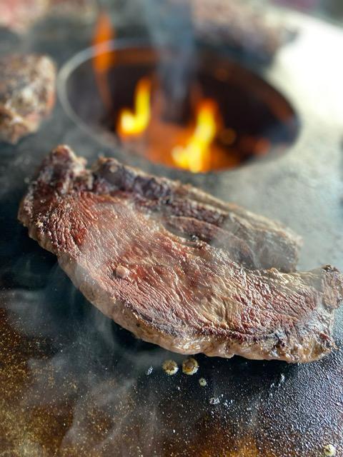 Wagyu-Steak auf der Feuertonne